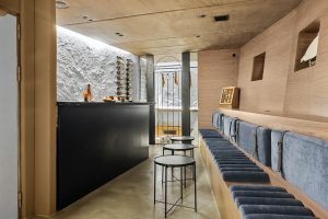 622710278-gentelmens-bar4-6-1