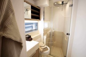 babac-22-mid-port-cabin-bathroom-low
